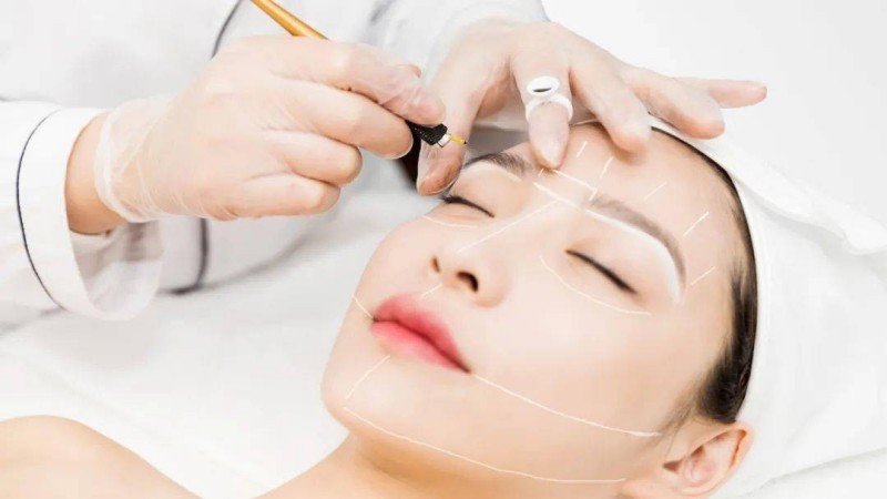 Say goodbye to the clumsy party! Start exquisite makeup through eyebrow tattooing and eyeliner